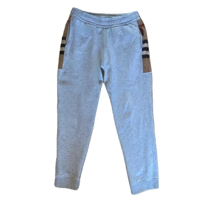 Burberry Sweatshirt - - Grey W/ Burberry Monogram - Storlek: Large - Fint skick (9/10) - Nypris: 6000 SEK