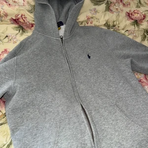 Ralph luaren zip  - Hej, jag säljer tröjan eftersom den inte passar mig, köpt den här på Plick jag har storlek M/l men denna är XL i barnstorlek  Så den passar S. Den ser ganska bra ut i skick. Men är väl använd också.
