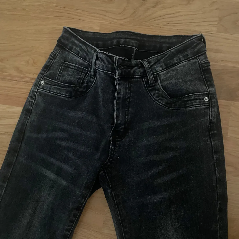 Jätte fina jeans. Använda 2-3 gånger. Inga defekter. . Jeans & Byxor.