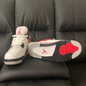 Jordan 4 red - Ny och oanvänd strl 40 Ingen box 