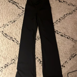 Säljer helt nya oanvända träningsbyxor som är bootcut - Storlek xs, svarta bootcut träningsbyxor från ICONIC jättefint skick helt nya med prislapp kvar❤️ (pris kan diskuteras)