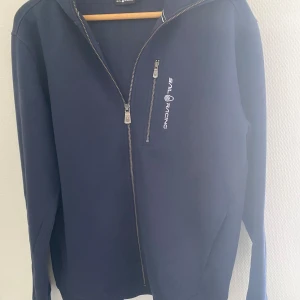 Sail racing zip hoodie - Mörk blå Sail racing zip hoodie i mkt fint skick,bara använd ett fåtal gånger. Nypris ca 1500kr. Hör av er om ni har fler frågor!