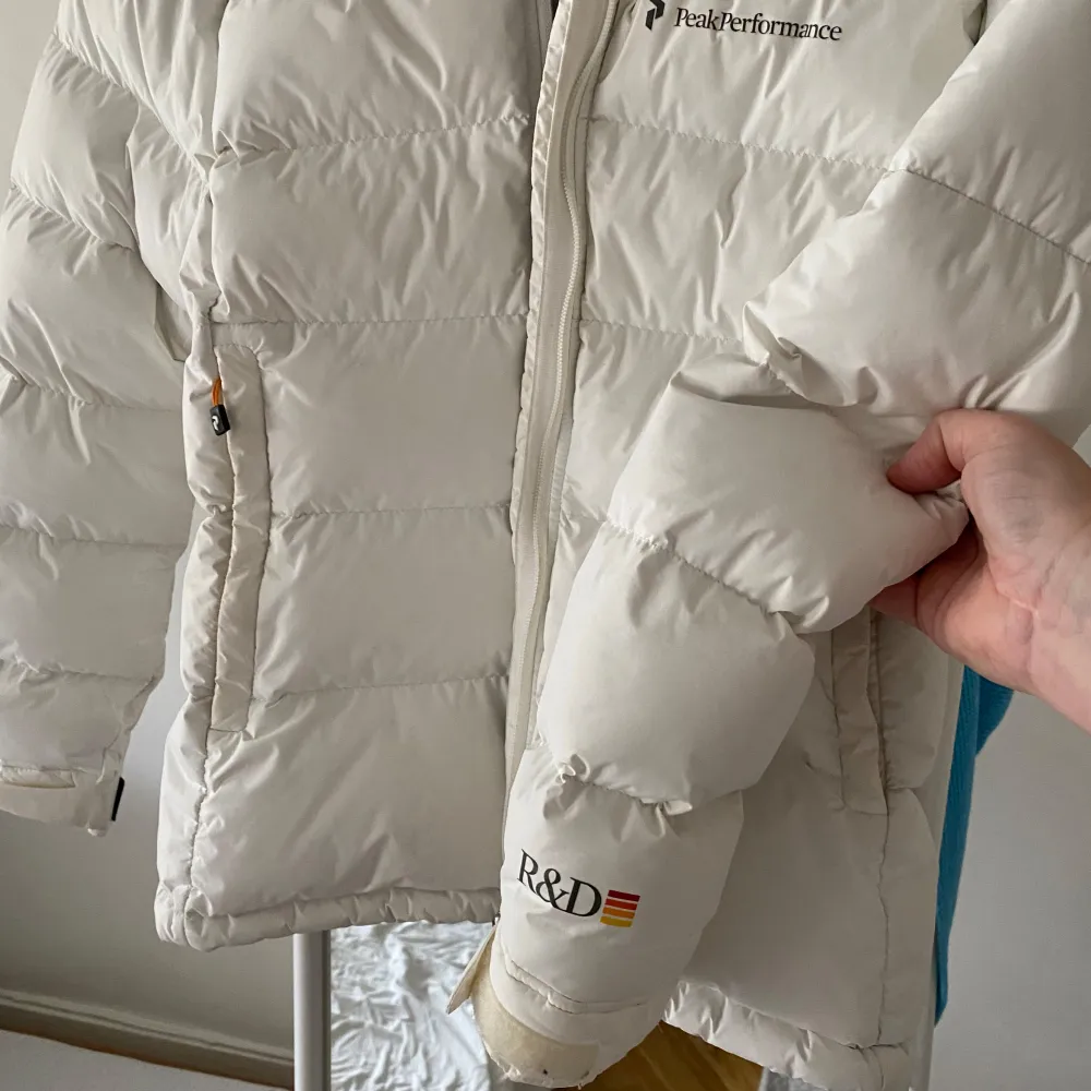 Så fin och skön jacka! Peak performance R&D! Säljs då den tyvärr är för liten 💞 finns små fläckar( vid en fick samt under en ärm) , kan skicka bilder på dom, går säkert bort i tvätten💞. Takit.