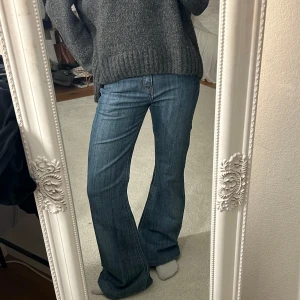 Lågmidjade jeans  - Såå snygga utsvängda, lågmidjade jeans!!😍