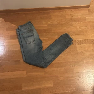 Nudie jeans Lean dean - Säljer ett par tvärfeta Nudie jeans i storlek 30/34, men passar även 30/32. Fint skick och schysst ljusblå tvätt. Hör av dig för mera frågor /// Knut 