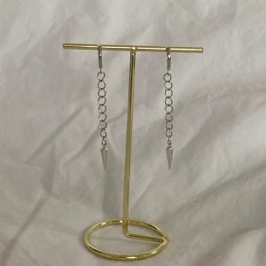 Spike Silver  - Ett par örhängen❤️