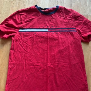 T-shirt  - Storlek L Röd