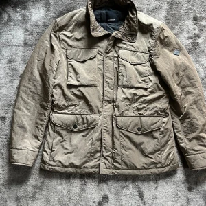 J Lindberg jacka - Säljer denna feta j Lindberg jacka. Den är lik field jackan men har dun så det e varmare. Storlek M, mörkgrön och väldigt bra skick 