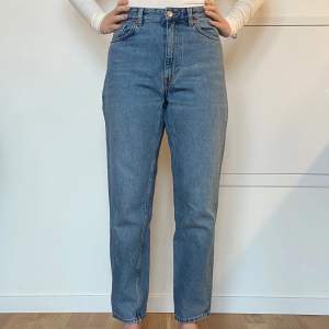 Säljer ett par ljusblå jeans i jättebra skick från Monki då de inte riktigt är min stil längre. De är något stretchiga. Jag är 160 och de passar mig okej i längden, men ska vara ankeljeans. 