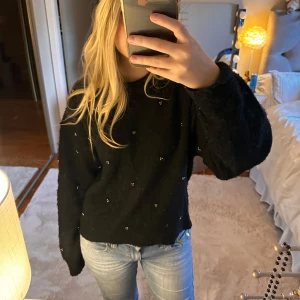 Hm stickad tröja - Säljer den här super mysiga svarta stickad tröjan med silver detaljer från H&M!💞Perfekt till hösten!