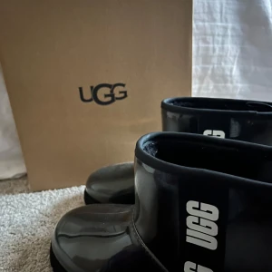Ugg  - Säljer dessa super sköna och varma ”w classic clear mini” ugg. Köpte de i storlek 40 och för 2 000 kronor. För frågor om skorna, pris eller fler bilder är det bara att skriva till mig 💗