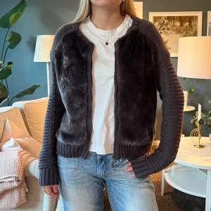 Cardigan med päls - Så cool cardigan/ kofta med pälsdetalj 💖liknar Moncler 