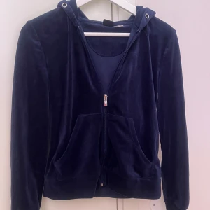 Gina set mörkblått - Gina sett från 2021  har legat i gaderoben ett tag  saknas snöre till byxorna men finns till tröjan