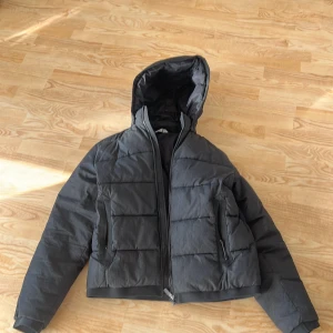 EA7 Vinterjacka - Säljer en armani vinterjacka som är knappt använd, det är inge slitage och den är i toppskick, Storlek L men är liten i storlek så passar mer som M, Vid fler bilder kom PM, Pris kan diskuteras, digitalt Kvitto finns