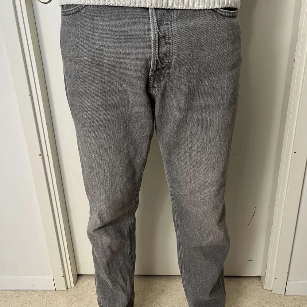 Säljer ett par gråa Jeans från jack & Jones som är använda ett fåtal gånger. Modellen på byxorna är Relaxed/Chris och storlek 30/30 och sitter bra på mig som är 180. Säljer då jag har dubbla par och inga defekter. Nypris: 599kr. . Jeans & Byxor.