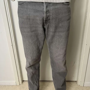 Jack & Jones Jeans - Säljer ett par gråa Jeans från jack & Jones som är använda ett fåtal gånger. Modellen på byxorna är Relaxed/Chris och storlek 30/30 och sitter bra på mig som är 180. Säljer då jag har dubbla par och inga defekter. Nypris: 599kr. 
