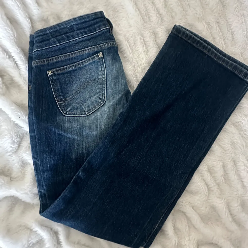 Jätte fina bootcut jeans från Lee. Aldrig använda, helt nya.  Midja - 39 x 2 ( sitter långt ner på midjan Innerbenslängd - 76. Jeans & Byxor.