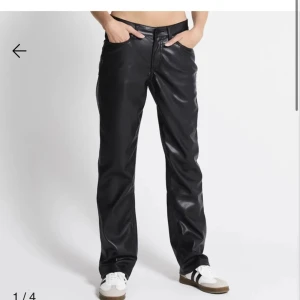 Skinnbyxor low waist - Säljer sjukt snygga skinnbyxor som är lågmidjade från lager 157, helt oanvända bara testade. Ordinarie pris 400kr