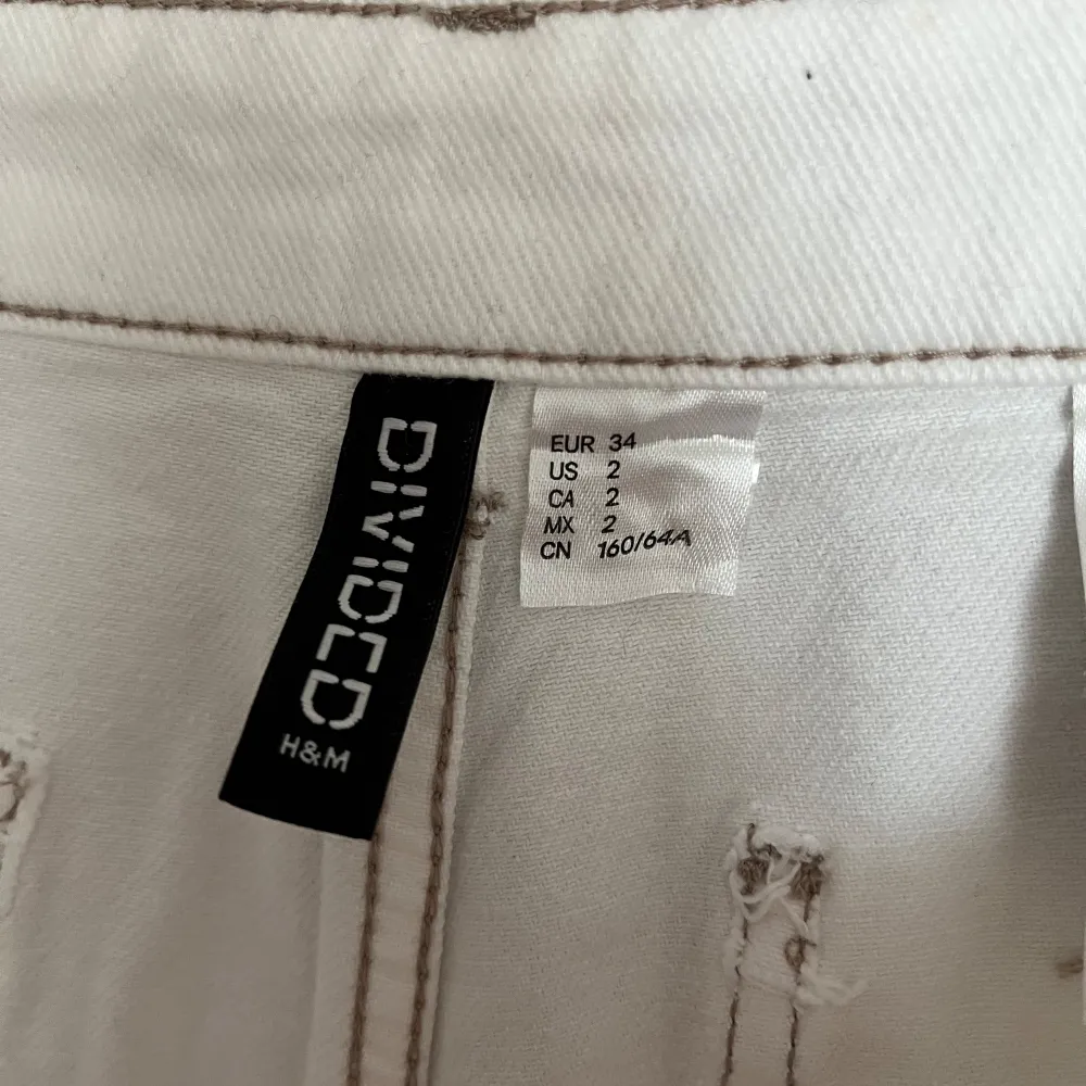 Säljer ett par vita cargobyxor från H&M🩷 De har en ”Straight” passform med stora fickor både fram och bak💕 Endast använda 2-3 gånger💞 Storlek 34!!🩷. Jeans & Byxor.