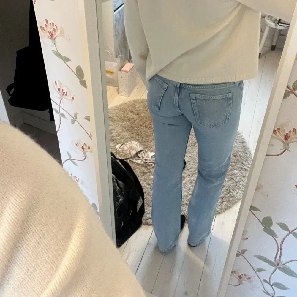 Skit snygga ljusblå jeans som tyvärr har blivit för små. Storlek 27/34, perfekt längd på mig som är 172. Kostar 600 från början men säljer för 350❤️ tveka inte att höra av dig om det är några frågor❤️ säljer även i svart och grå. Jeans & Byxor.