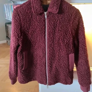 Teddy jacka - Jackan är köpt här på plick i våras, är använd några gånger och har inga defekter!💞 perfekt nu till hösten, fråga för fler bilder!! (Lånad bild)