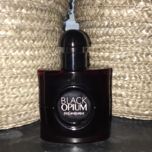 Black opium red - NY. Köpte på kicks för 1100. Endast provad