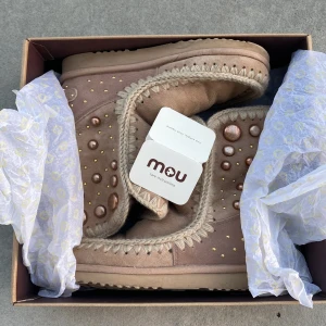 Mou skor!! - Unika Mou skor perfekta till hösten och vintern, varma och bra skick. Knappt använda 🤍 köpta för 3200kr !! Kommer med skokartong 💗 skicka prisförslag!