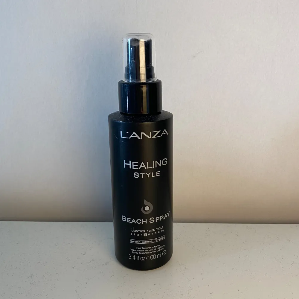 LANZA Healing Style Beach Spray är en saltvattenspray från Lanza som ger dig en ruffsig beachlook! Vårdande mineraler och näringsrika ingredienser vårdar ditt hår samtidigt som du stylar!  Endast testad. Skönhet.