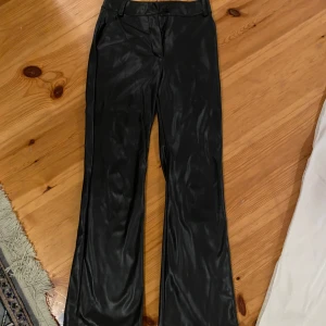 Madlady skinn byxor  - Använda fåtal gånger snygg passform. Storlek 36  Nypris 649 
