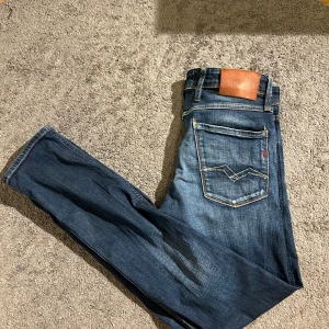 Replay anbass Size 31 - Hej! Säljer nu dessa tvärsköna replay jeans i modellen Anbass! De är i väldigt bra skick om man bortser från en defekt på replay loggan på baksidan, men den syns knappt (Se bild 3). Passar med de mesta och är otroligt sköna! 
