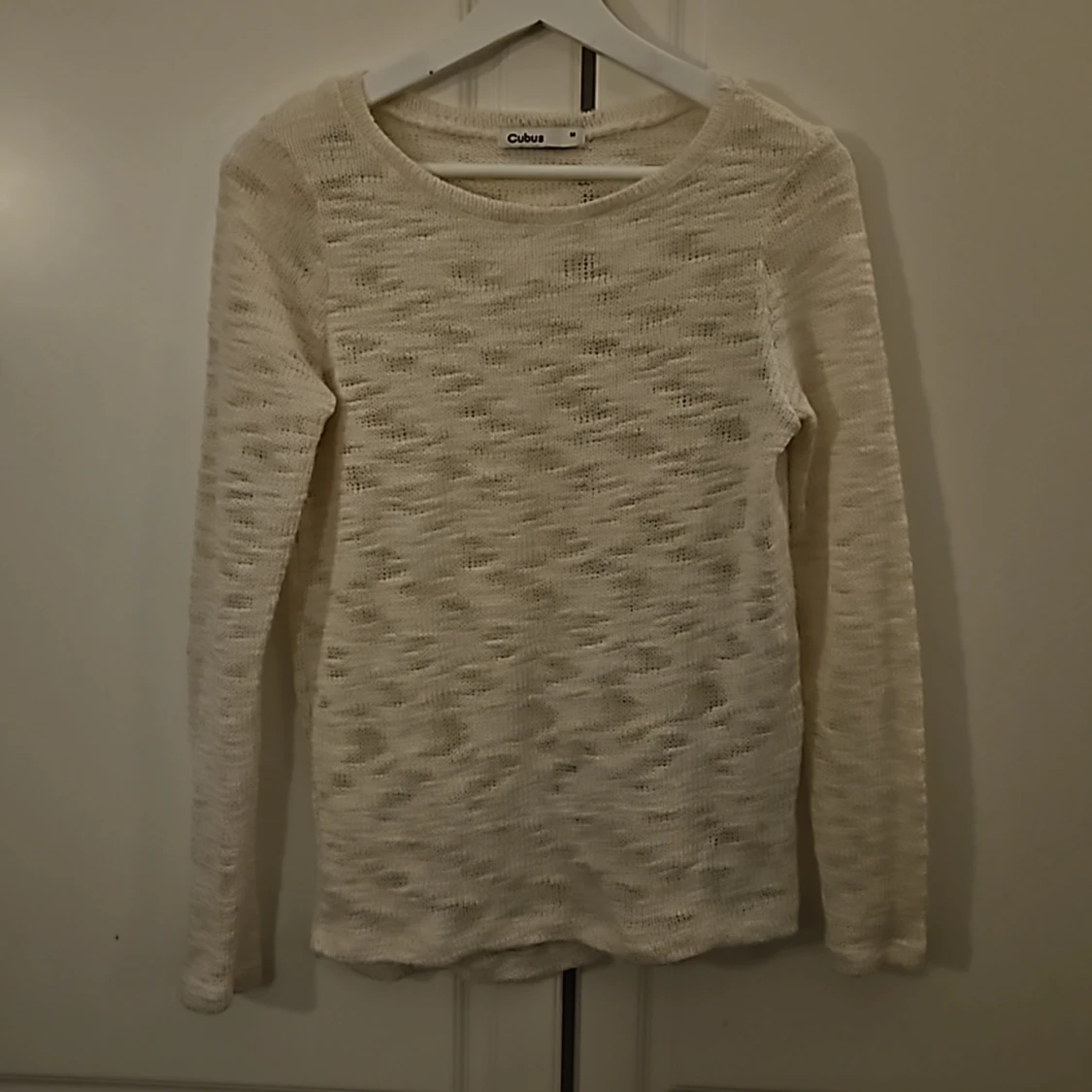 Nyskick benvit stickad tröja