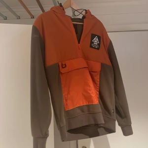 Vans jacka - En riktigt skön jacka med ett mjukt flis material,inte min stil så har använt ca 2 gånger totalt så den är i nyskick