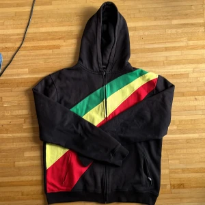 Tjocktröja - Reagge zip up tröja från Urban classics i storlek L. Använd köp nu!
