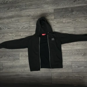 Supreme zip up - Använd 2 gånger så inga defekter. Det är ingen text på ryggen elle nått. Skriv gärna om fler frågor