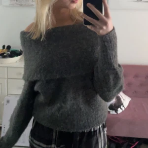 Off shulder stickad tröja - En stickad grå off shulder tröja från hm, jätte bra skick