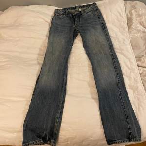 Säljer snygga lågmidjade jeans från Weekday!! Arrow low waist och de är raka!! Storlek 23/32 superbra skick💘💘💘