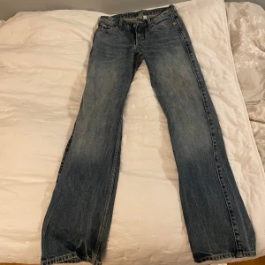 Supersnygga jeans! - Säljer snygga lågmidjade jeans från Weekday!! Arrow low waist och de är raka!! Storlek 23/32 superbra skick💘💘💘