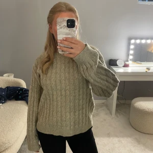 Stickad tröja  - Superfin tröja som aldrig kommit till användning, fint skick då den endast är använd 1 gång. 