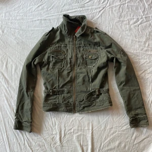 Höst&vår jacka - Bra skick! lite nopprig på insidan utöver det har den inga defekter❤️ storleken står som L, men skulle snarare säga att den är en m passar mindre med men sitter inte lika tight då! (Skyltdockan är en s)🫶