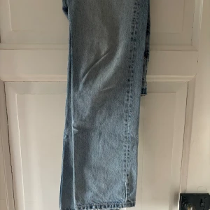 Jeans - Snygga jeans från zara. Raka i modellen med medellång midja. Är ca 170 och dom går ner till hälarna 