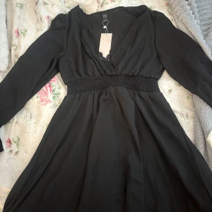 Svart klänning med detaljer  - Fin svart klänning med spets detaljer😁 Aldrig använd - lappen är kvar! 