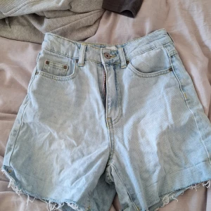 Små shorts  - För små för mig nu så jag säljer den, normal i midjan