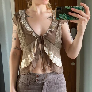 Topp - Så himla fin topp som man knyter ihop fram som en liten kofta. Lyckas inte använda den :(