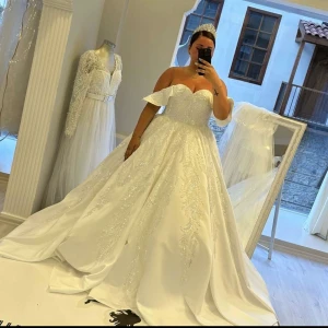 Brudklänning  - Säljer min fina brudklänning med underkjol. Klänningen är kemtvättad och är i stl 38 men finns korsett så funkar för en 36 eller 40 också.  Priset kan diskuteras vid snabb affär Säljer även en tiara, en lång och en kort slöja till.  Pris: 1800kr  