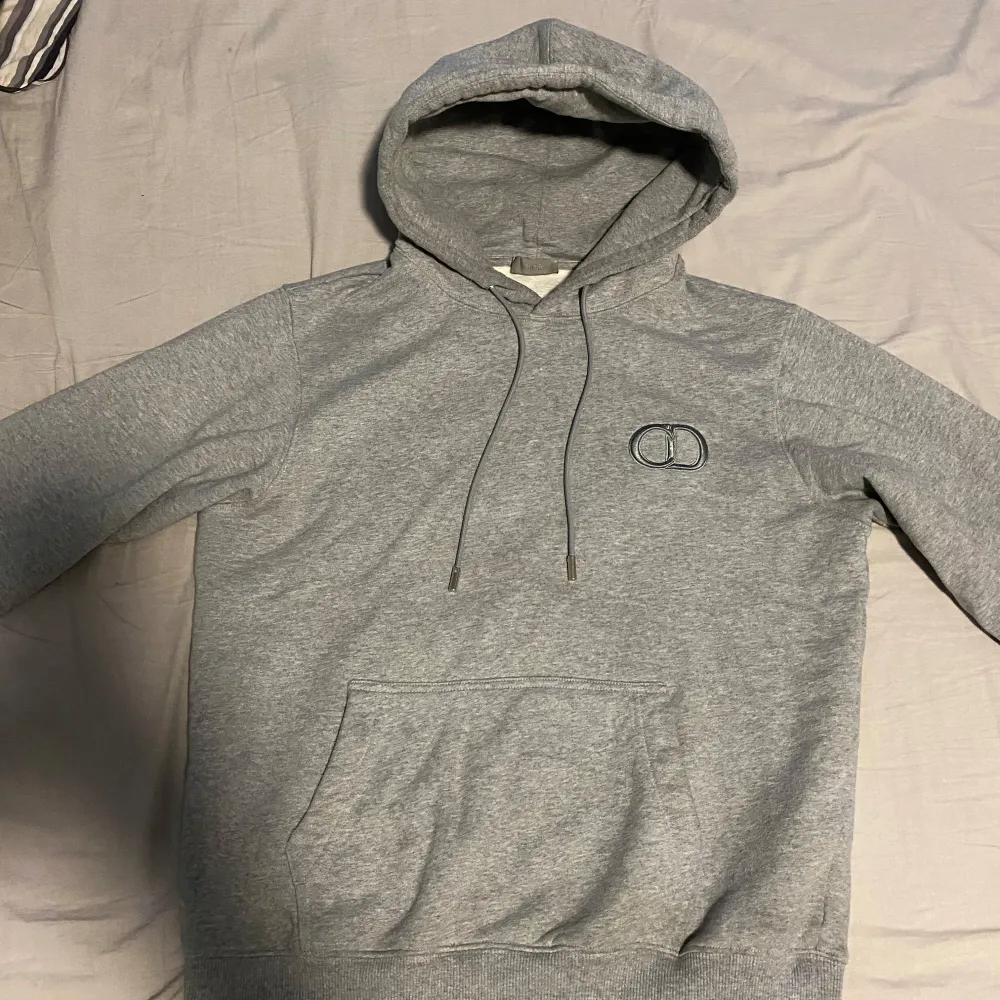 Dior hoodie i bästa skick möjligt  Storlek: S/M passar lika bra till båda Pris 450. Hoodies.