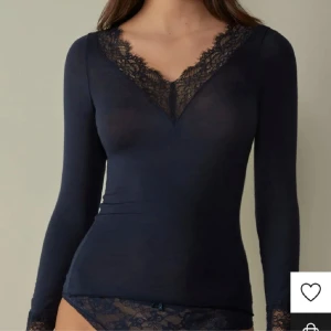 Mörkblå intimissimi tröja med spets  - Säljer denna superfina mörkblåa intimissimi tröjan med spets. Den är använd ett väldigt fåtal gång och som i nyskick. Andra bilden är lånad.