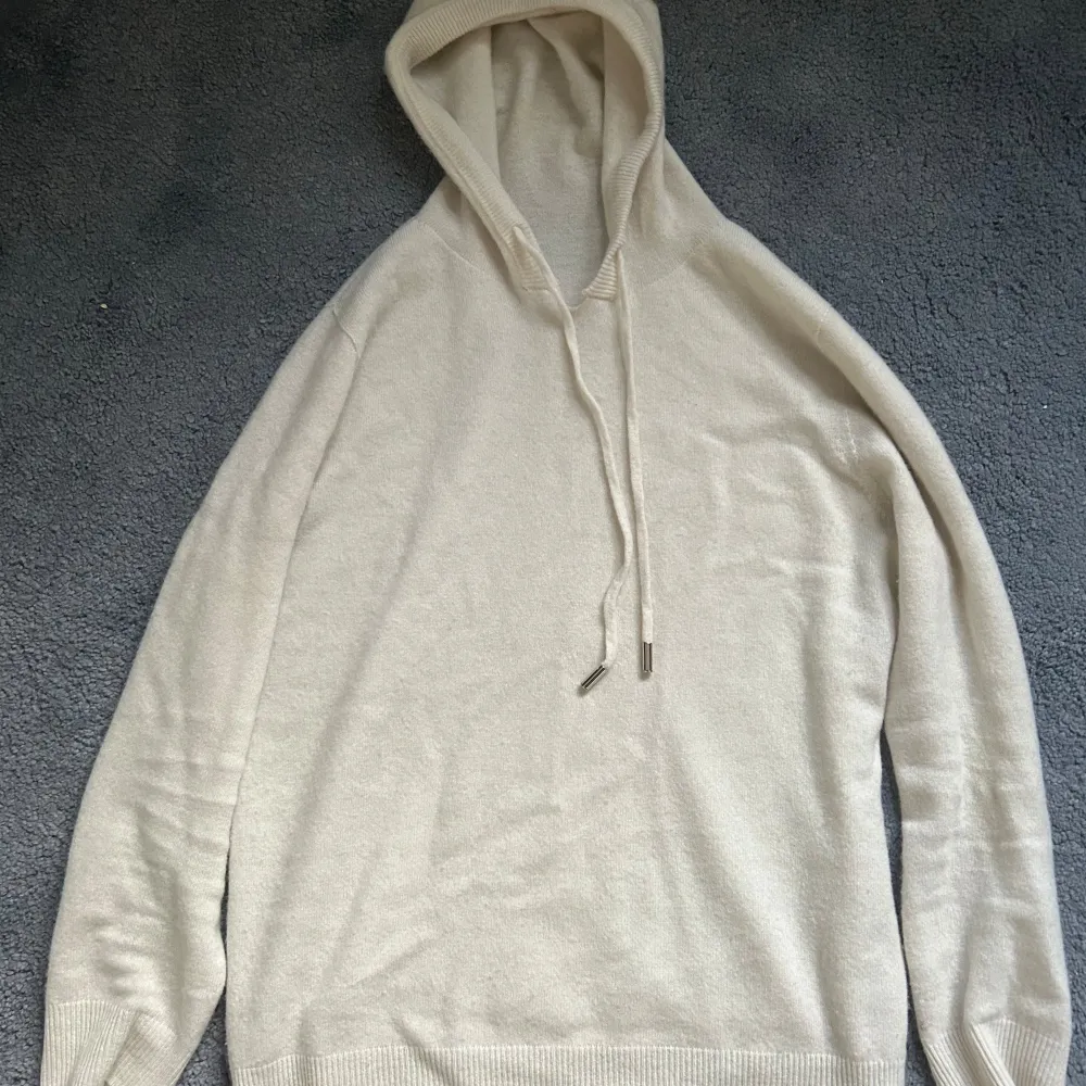 Cashmere i storlek L-M tröjan är i gott skick och cirka 3 månader. Längden på ärmarna är något korta därför uppskattar jag det till storleken M hör av dig angående frågor . Hoodies.