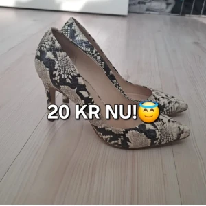 Ormskinnsmönstrade pumps från Minelli - Ett par högklackar från Minelli i storlek 35. Skorna är i välanvänt skick men fortfarande i bra form. 20 KR NU! Köpta på secondhand😘