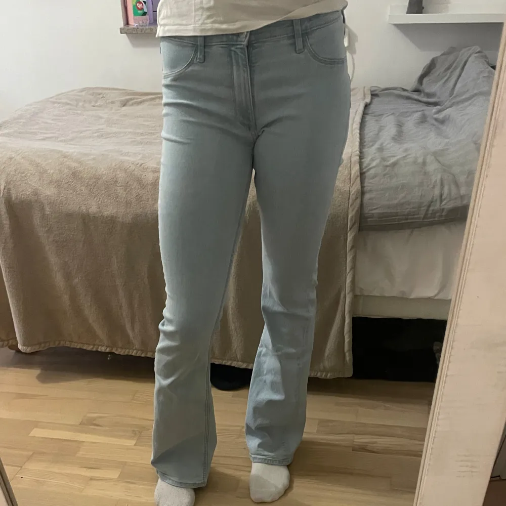 Jag säljer nu mina ljus blåa jeans då dom inte kommer till användning, använt nån få gånger💕. Jeans & Byxor.