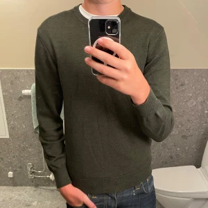 Stickad Tröja - Snygg och bekväm stickad tröja i storlek S. Hör av dig om du har någon fråga!